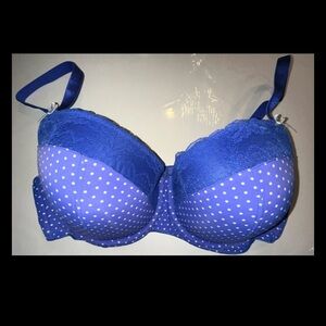 ADORE ME
40D
Padded Bra
Blue with polka dots & lace
Smoke-free
Pet-free